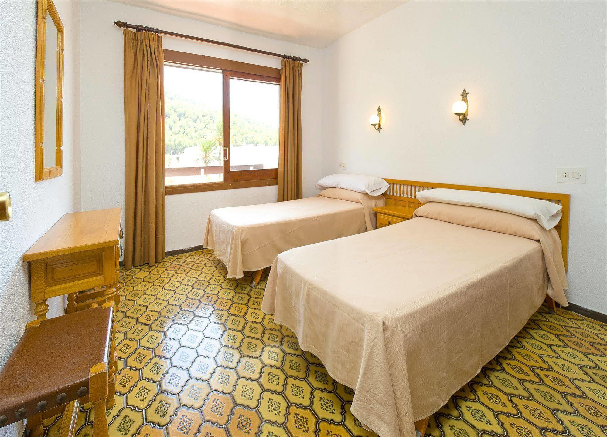 Apartamentos Cala Llonga 칼라 이온가 외부 사진