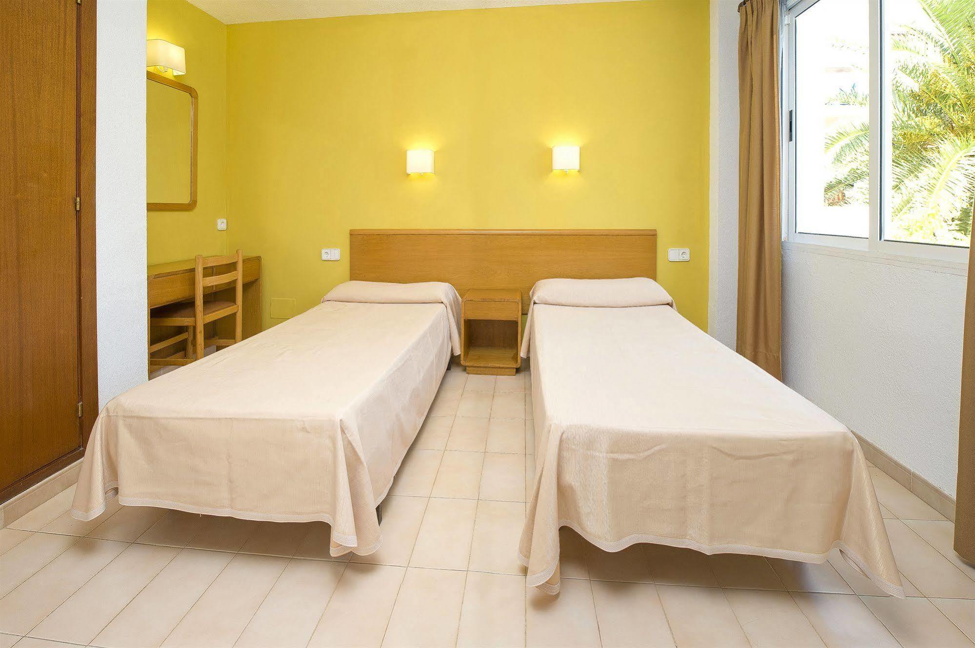 Apartamentos Cala Llonga 칼라 이온가 외부 사진