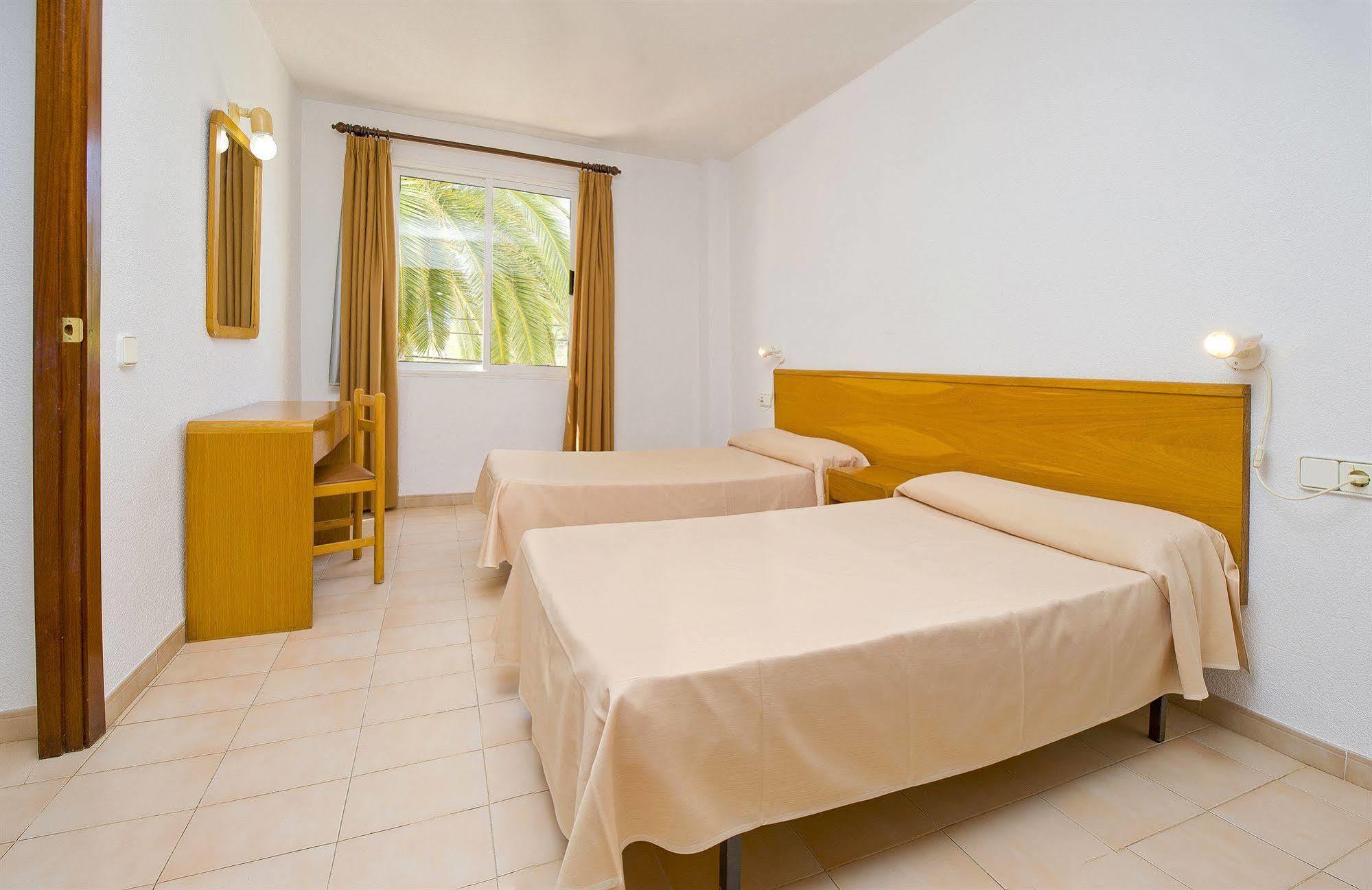 Apartamentos Cala Llonga 칼라 이온가 외부 사진
