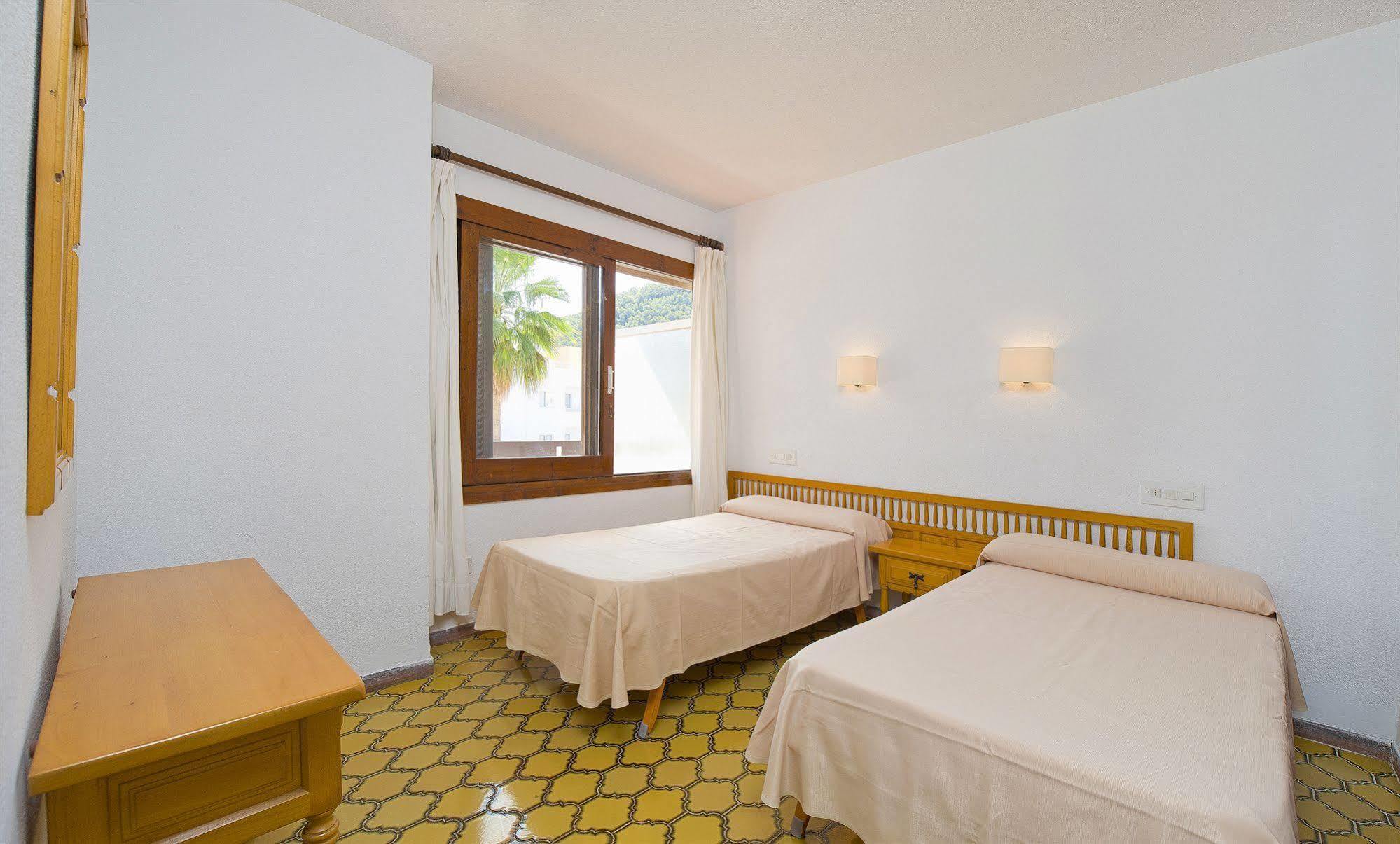Apartamentos Cala Llonga 칼라 이온가 외부 사진