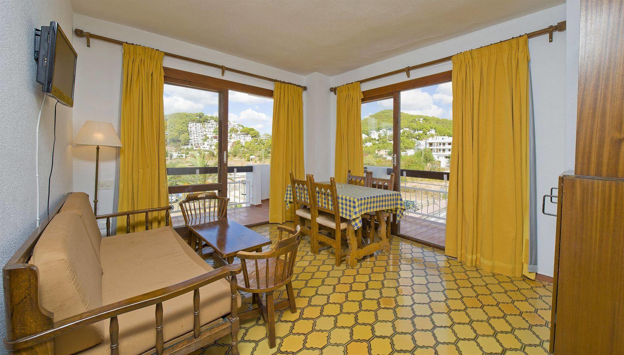 Apartamentos Cala Llonga 칼라 이온가 외부 사진