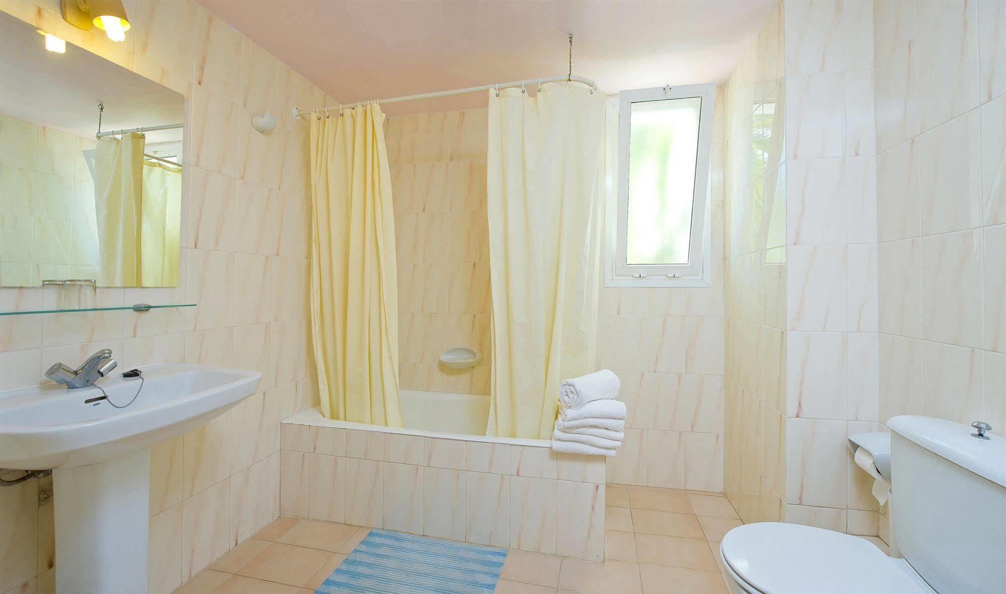 Apartamentos Cala Llonga 칼라 이온가 외부 사진
