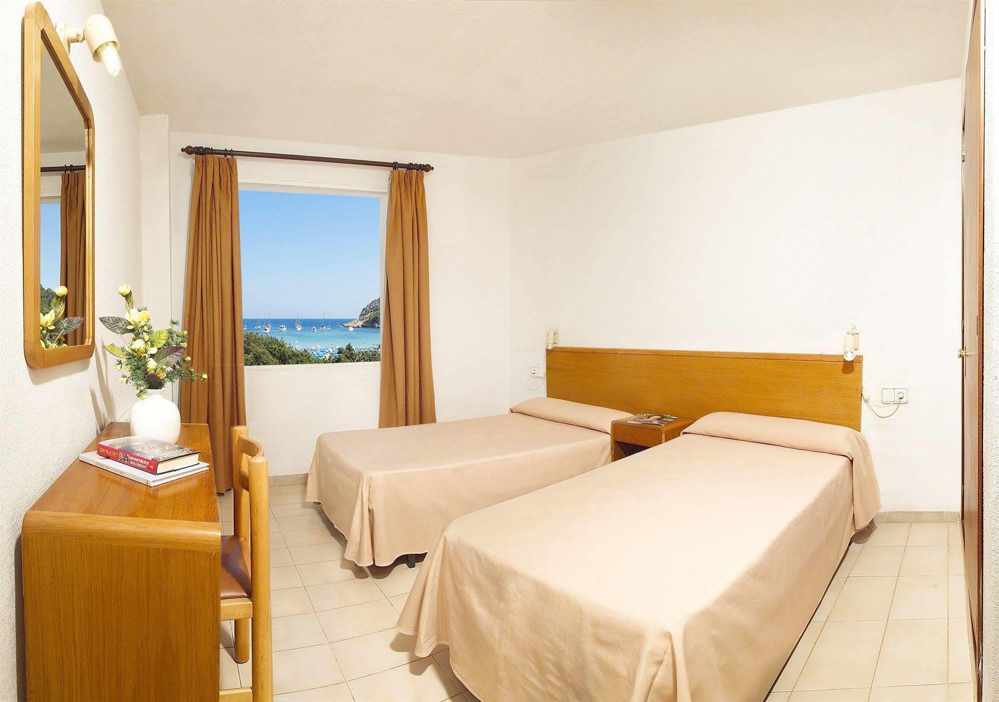 Apartamentos Cala Llonga 칼라 이온가 외부 사진